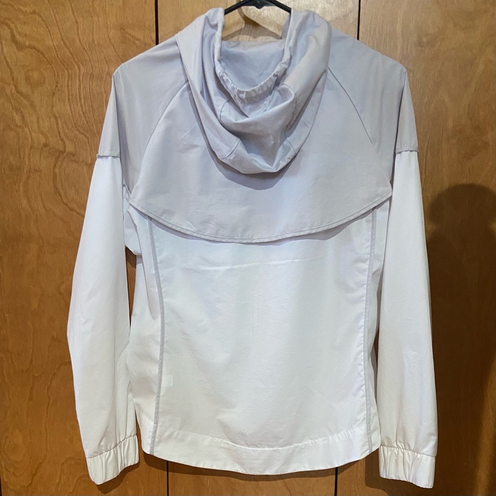 Nike Windrunner
Windbreaker Women's S
White Gray Hooded Jacket
Vented Sportswear